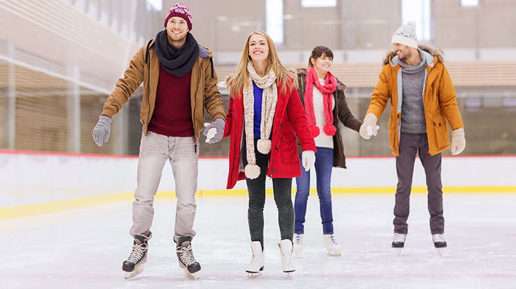 Deux couples d'amoureux sont en train de faire du patin à glace à la patinoire d'Odysseum.