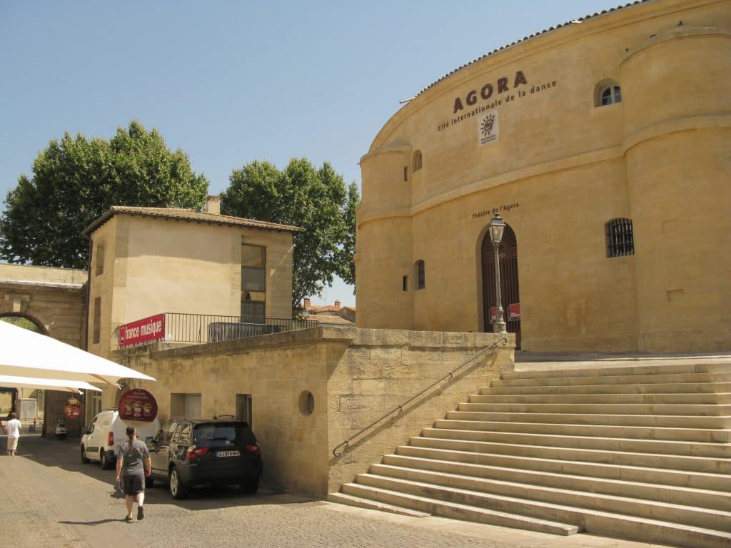 Le beau théâtre de l' agora ou se déroule le festival de Montpellier Danse se trouve en bas de la rue de l' université.