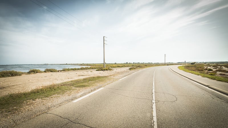 Route typique à découvrir lors d'un voyage en Camargue.
