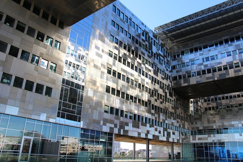 Cette image montre l' entrée du parking de l' hôtel de ville de Montpellier.